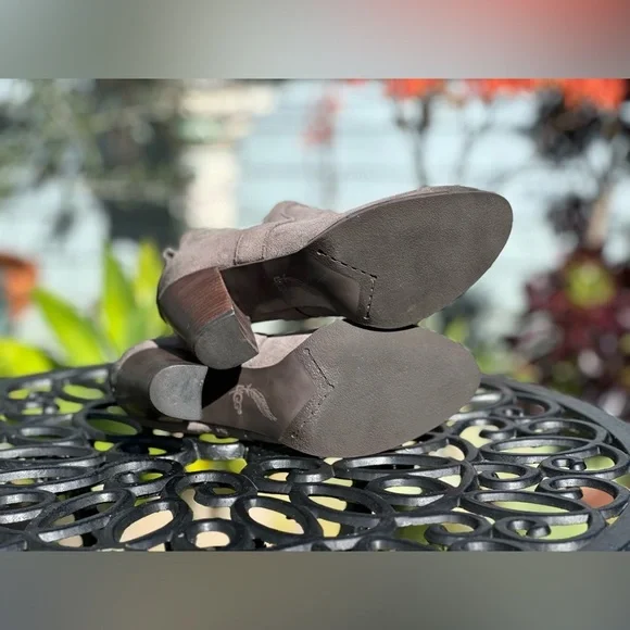 UGG — Cobie II Chelsea Boots - Picture 8 of 8